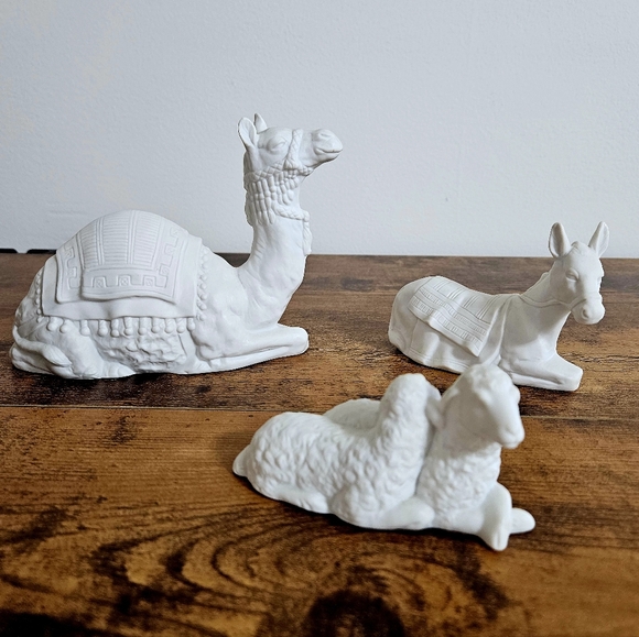 Vtg Porcelain Avon Nativity Figures Camel, Donkey, Sheep Holiday Christmas 1980s - Picture 2 of 8
